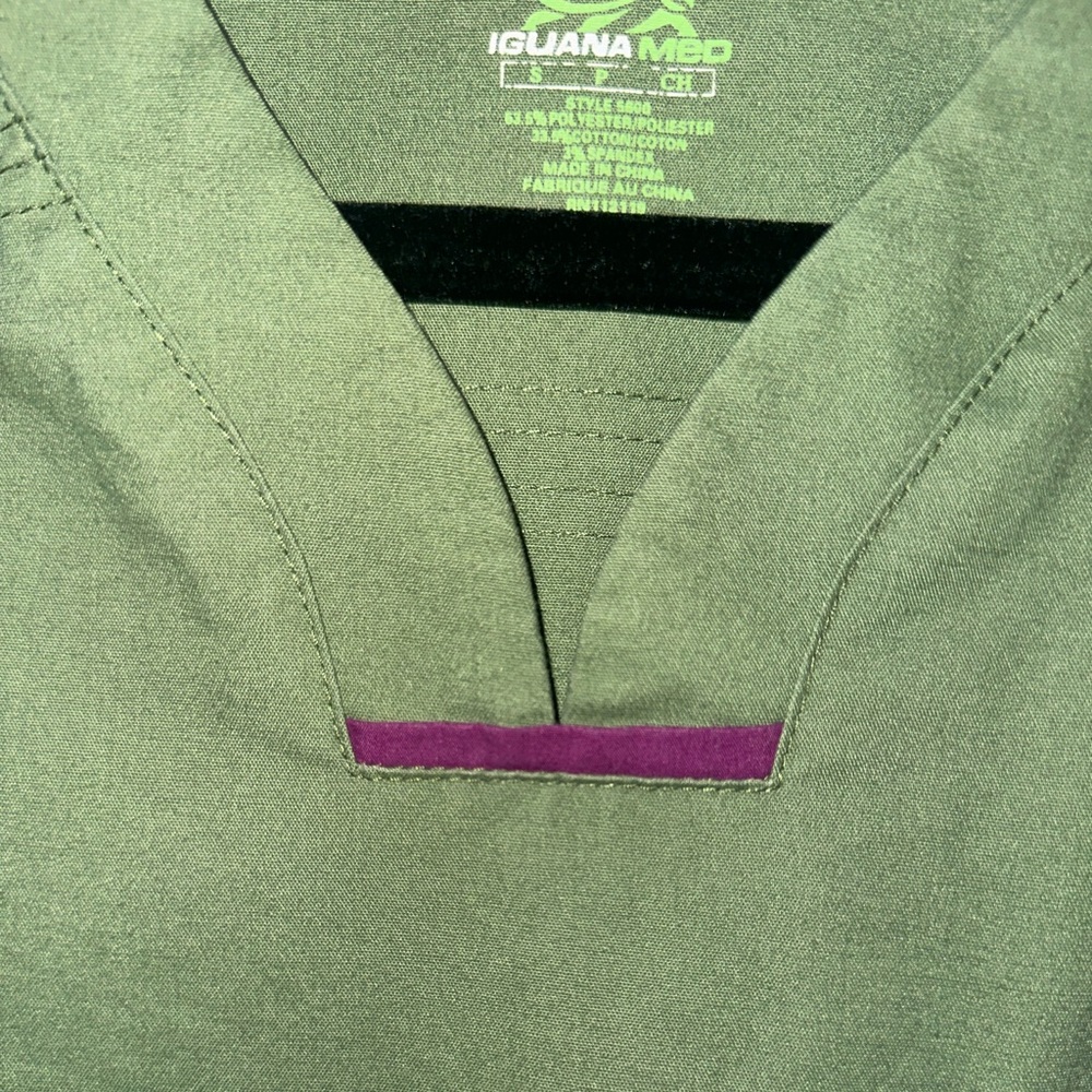 π« Olive green stretch two-pocket scrub top medium - Picture 4 of 6